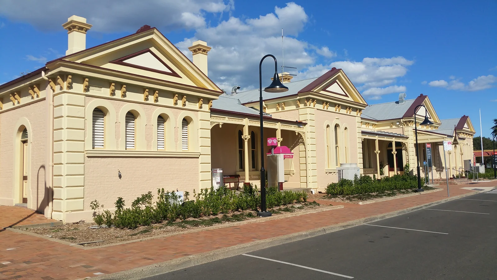 Heritage railway station building in Tamworth, New South Wales